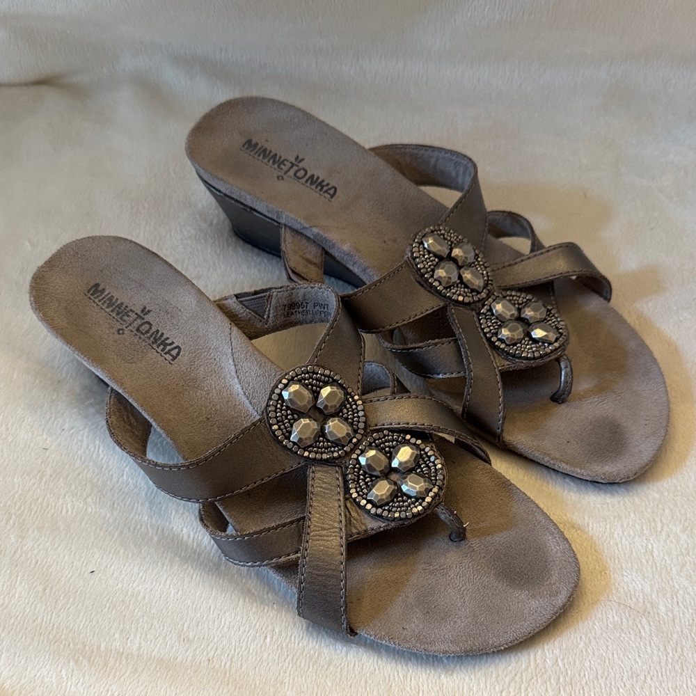 Minnetonka Women's Leather Metallic Sandals Size 9